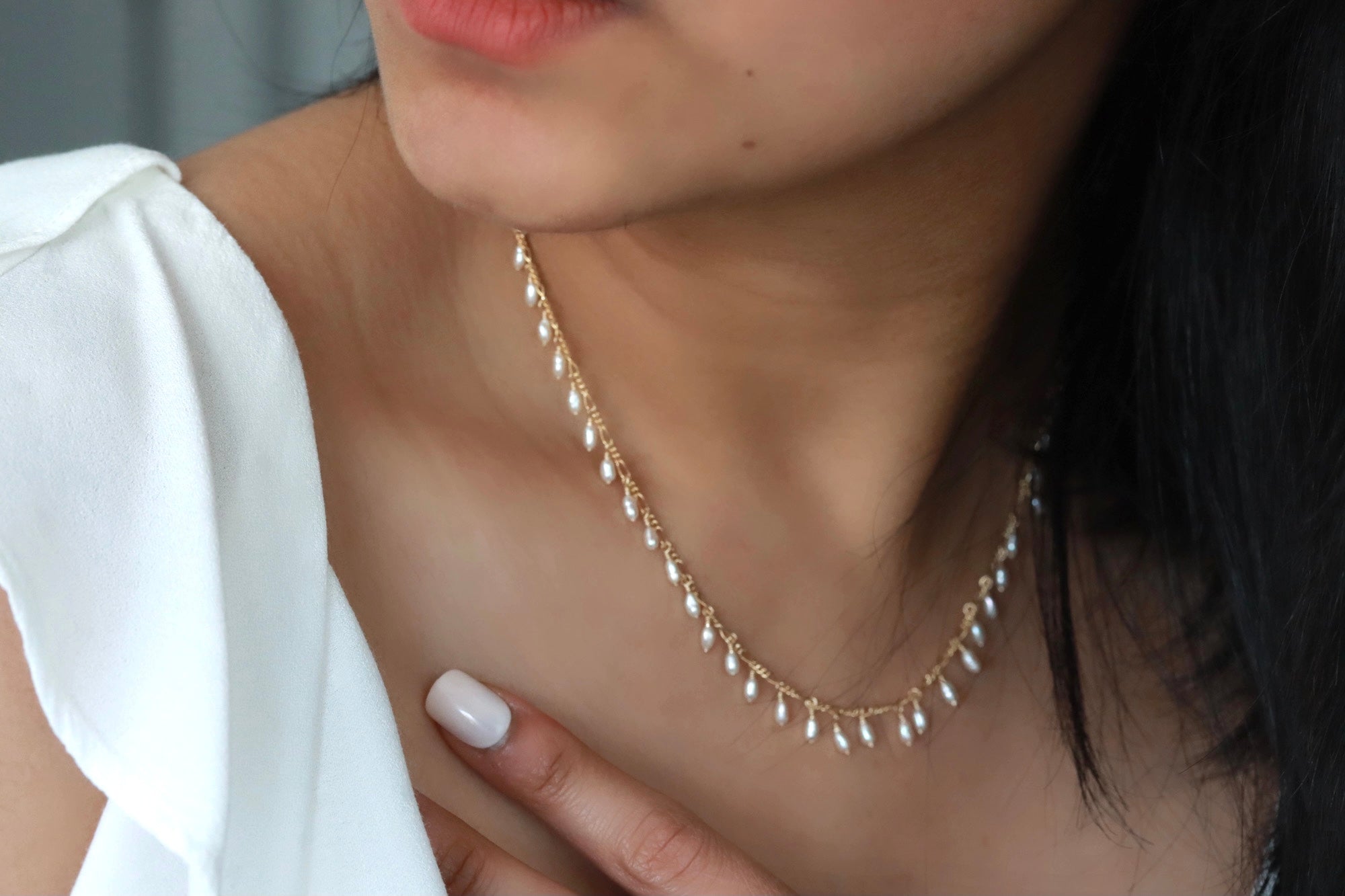 Dangling rice pearl necklace